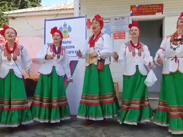 Творческие коллективы дают концерты на избирательных участках в Сочи