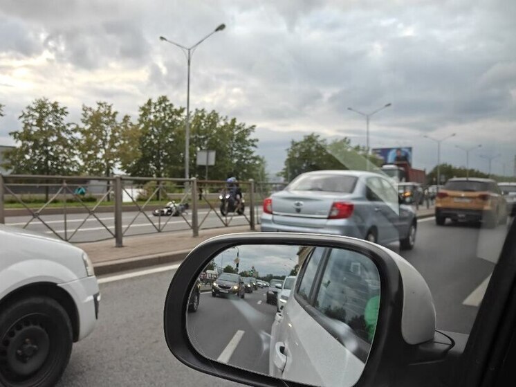 На Малоохтинском проспекте в Петербурге сбили мотоциклиста