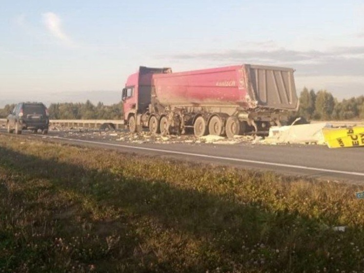 В Свердловской области произошло ДТП с участием двух грузовиков