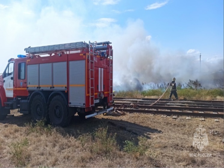 В Астрахани загорелись хозпостройки и мусор на площади в 1000 квадратов