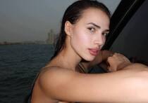 Фигуристка продолжает делиться фотографиями с отдыха.
