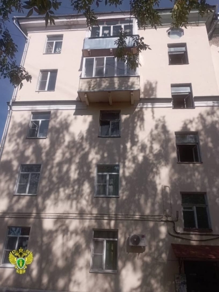Мертвого мужчину вынесли из горящей квартиры в Костроме
