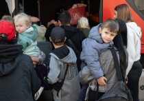 Александр Хинштейн, временно исполняющий обязанности губернатора Курской области, заявил, что власти региона направили автобусы для помощи пассажирам, которые не могут покинуть Орловщину из-за взрыва на железной дороге