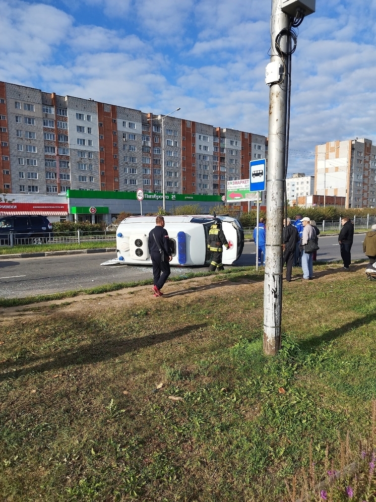 В Ярославской области автоледи врезалась в автомобиль «скорой помощи»