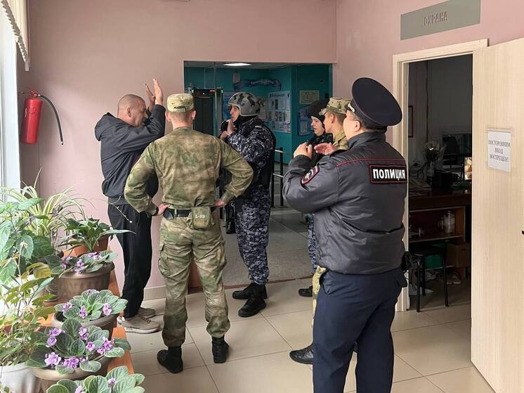 Скандал на выборах: пьяный новосибирец устроил дебош в школе