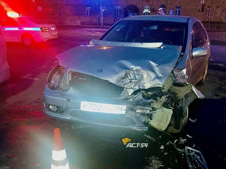 В Новосибирске столкнулись Mercedes и Haval на перекрёстке Кирова и Восхода