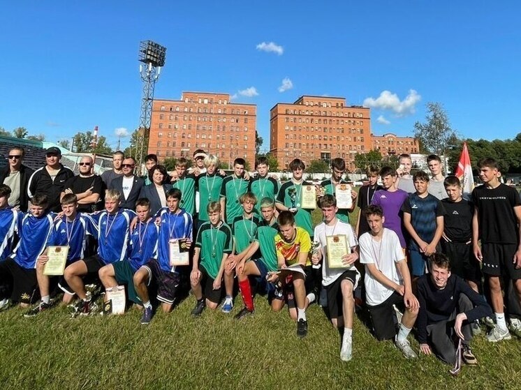 Для хабаровских школьников провели матч по мини-футболу в честь сотрудников ГАИ