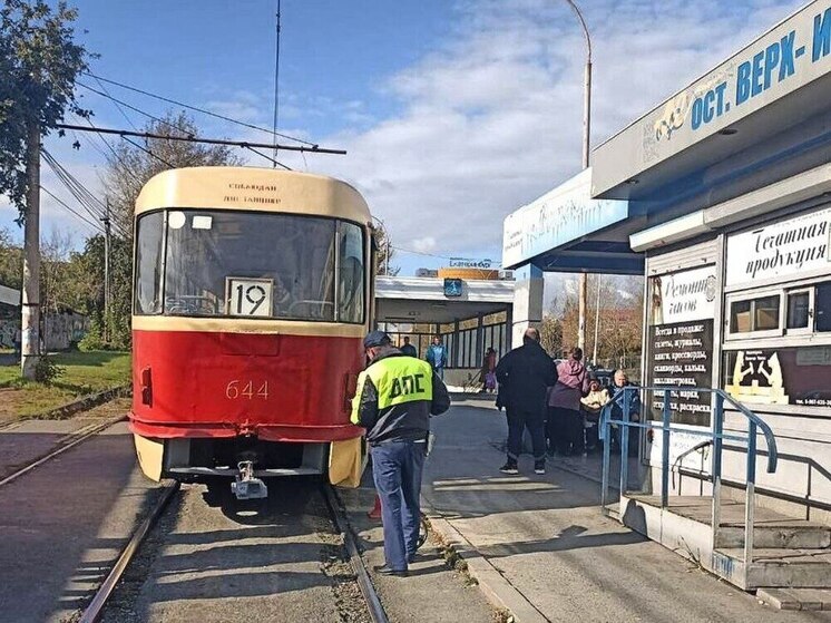 В Екатеринбурге 85-летний мужчина попал под трамвай