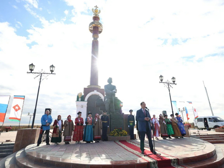 Возложение цветов к памятнику Петру Бекетову прошло в честь Дня города Якутска