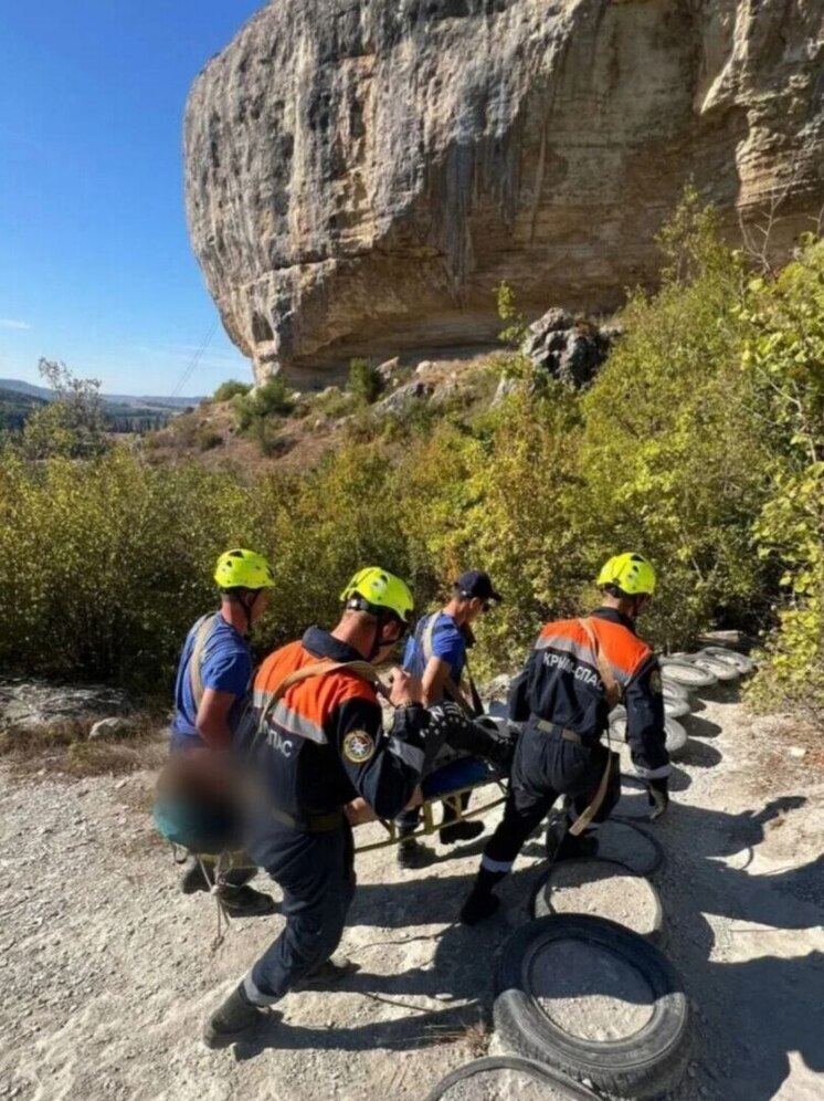 В горах Крыма спасатели помогли туристке с травмой ноги