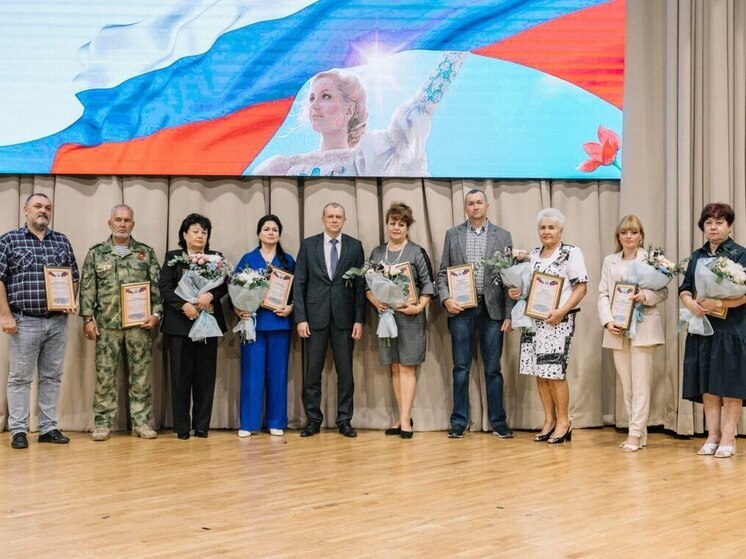 По случаю 247-й годовщины со дня основания Мариуполя вручили благодарности успешным жителям