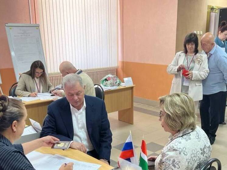 Сенатор Артамонов пришёл на выборы вместе с супругой