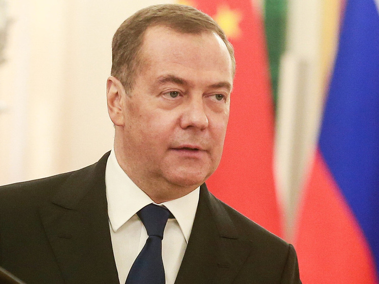 Русский православный полковник, которого буддисты провозгласили воплощением высокого почитаемого бодхисаттвы Белой Тары, именем которого названа улица в палестинском городе Иерихон, кавалер ордена «Солнце Перу», обладатель золотого ключа от Мадрида, почетный доктор наук южнокорейского университета «Коре» — имперский набор героя приключенческого фильма, не находите? Вряд ли кто-то сходу догадался, что речь о Дмитрии Медведеве