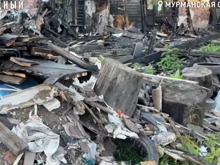 На месте старых домов в Мурманске растет гора мусора