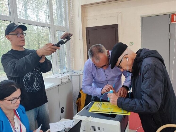 В Гатчине слепым избирателям помог проголосовать тифлокомментатор