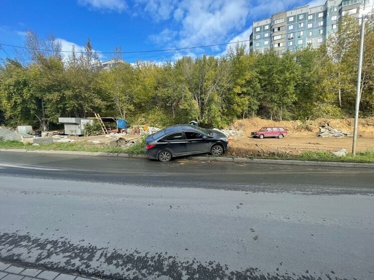 В Новосибирске водитель врезался в препятствие и попал в больницу