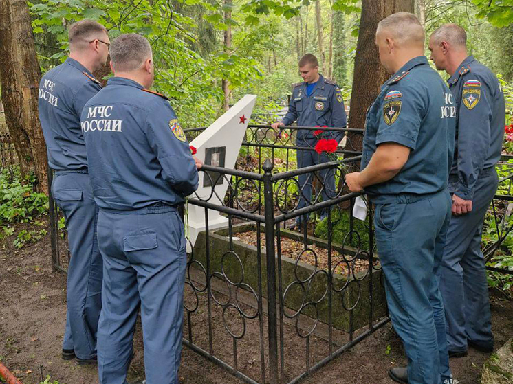 Калининградские спасатели почтили память погибшего при исполнении сослуживца
