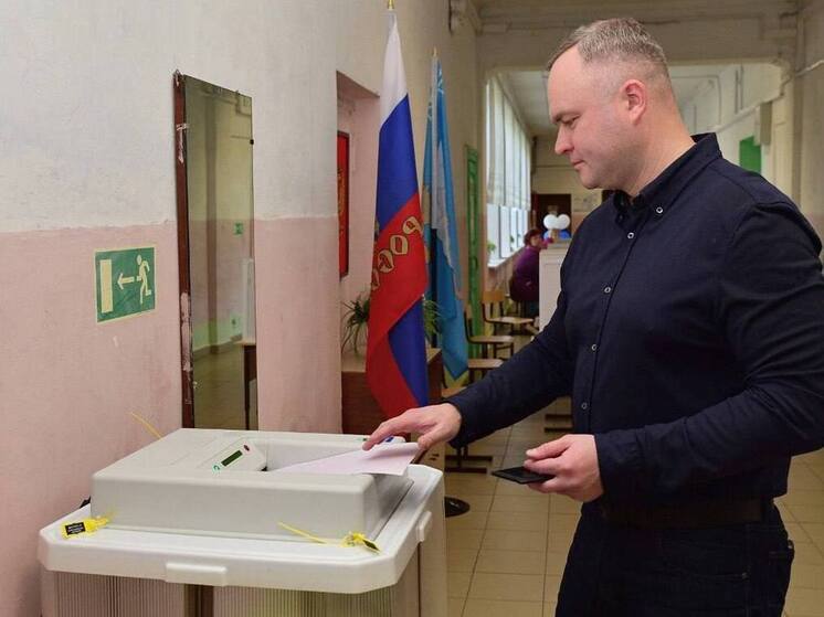 Дмитрий Быстров проголосовал на выборах депутатов Островского муниципального округа первого созыва