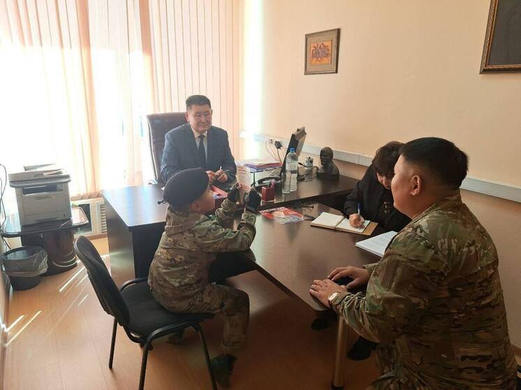 Депутат Госдумы Вячеслав Мархаев провел прием граждан в Улан-Удэ