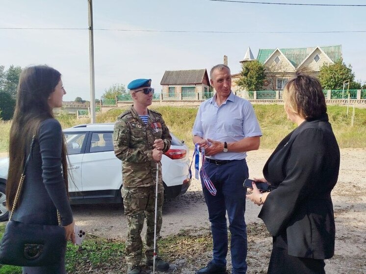 Александр Козловский встретил участника СВО в избирательном участке