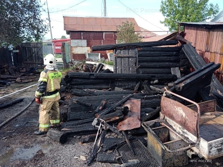 Двухэтажный частный дом и баня горели в Екатеринбурге