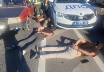В Астрахани сотрудники Госавтоинспекции остановили автомобиль, водитель которого, а также его пассажиры, проявили неуважение к закону и совершили хулиганские действия