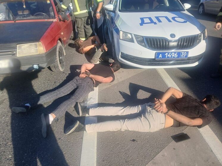 В Астрахани задержали водителя и пассажиров, устроивших дебош на дороге
