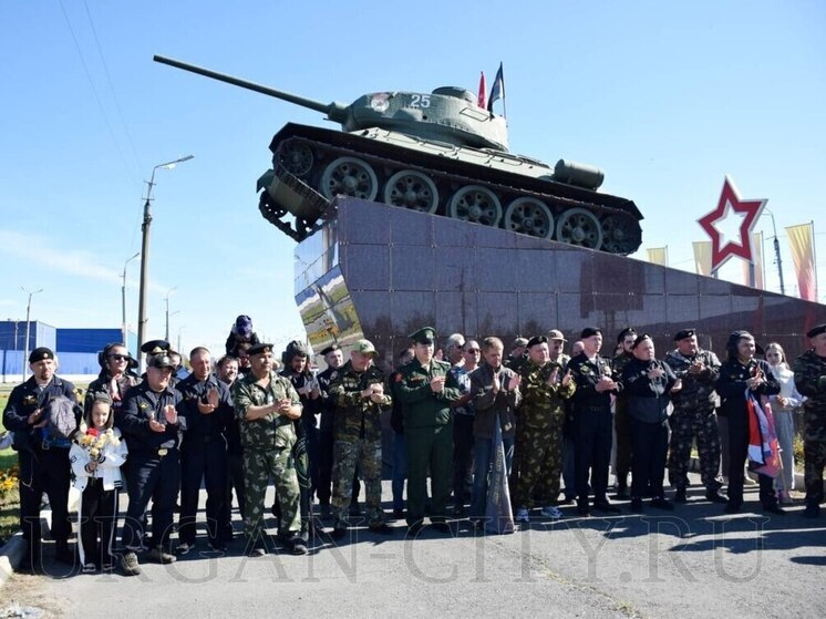 День танкиста в Кургане встретили возле легендарного танка Т-34