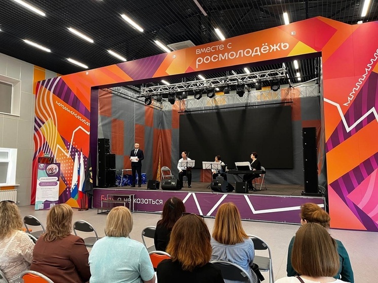 Для коммунальщиков НАО организовали концерт-поздравление