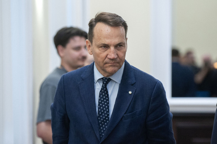 Сикорский призвал создать в Северном море зону для контроля над судами