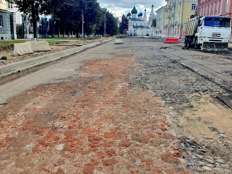 В Ярославле дорожные рабочие докопались до мостовой