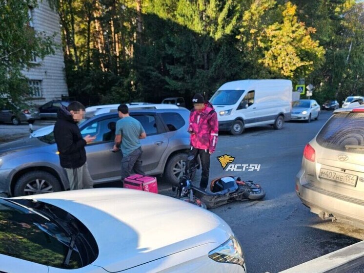 Курьер попал в аварию с двумя автомобилями в Новосибирске