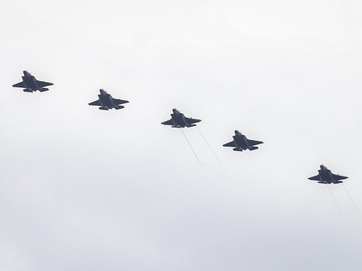 Американский истребитель пятого поколения F-35 представляет серьезный вызов для систем противовоздушной обороны России, пишет военное издание Military Watch Magazine, анализируя инцидент с падением беспилотников на территории Польши