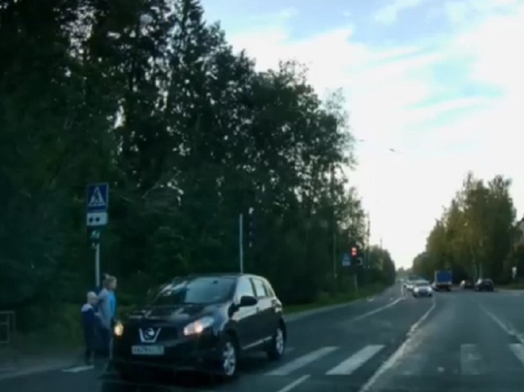 Пешеход спас женщину с ребенком от опасного водителя в Петрозаводске