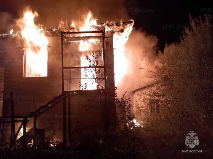 Двенадцать пожарных ночью тушили постройку в Износковском районе