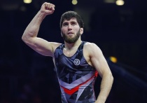 Российский борец вольного стиля, олимпийский чемпион Заур Угуев выиграл первую золотую медаль для отечественной сборной на чемпионате мира по спортивной борьбе, который проходит в хорватском Загребе. После своей победы он рассказал, как ему удалось добиться такого успеха. А также посвятил свою победу капитану сборной, двукратному олимпийскому чемпиону Абдулрашиду Садулаеву, который не смог принять участие в турнире из-за отказа властей Хорватии во въездной визе.
