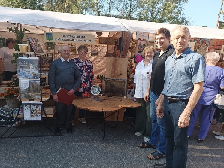 Семья из Новоржева представила мед, пчёл и пироги на конкурсе «Ветеранское подворье»