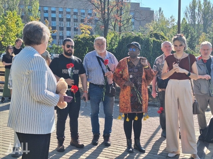 Экс-премьер Словакии и зарубежные публицисты посетили места обстрелов Донецка