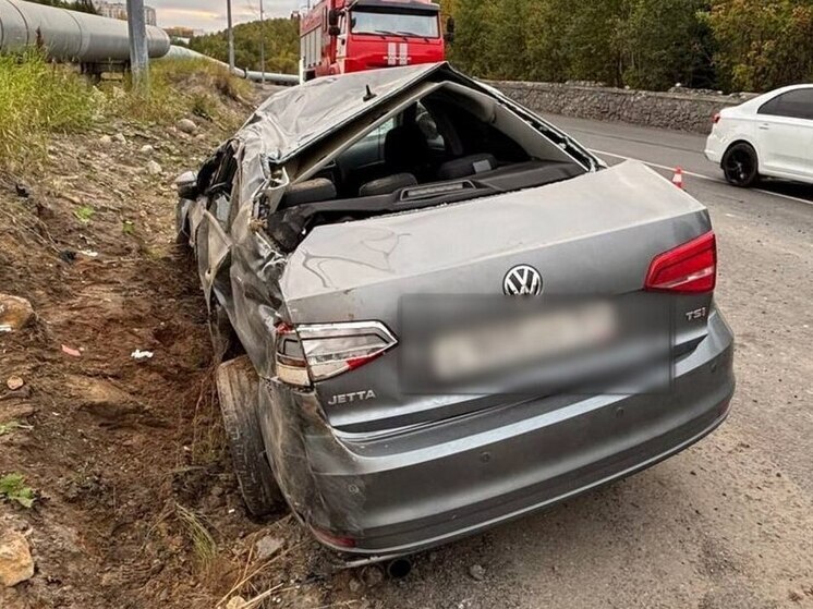 В Мурманске водитель Volkswagen не справился с управлением и перевернулся