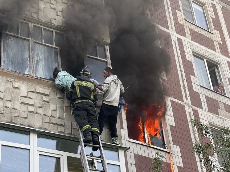 В Коврове пожарные не могли подступиться к горящему балкону из-за зарослей и припаркованных машин