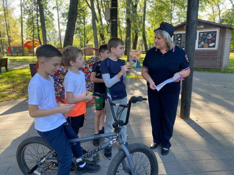 Серпуховские автоинспекторы вышли в парки для обучения детей ПДД