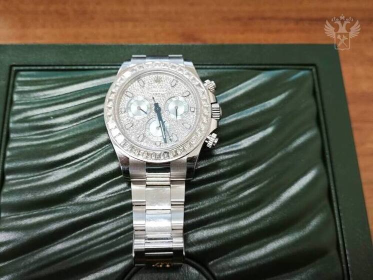 Таможенники Шереметьево обнаружили у пассажирки из Франции часы за 12 млн руб