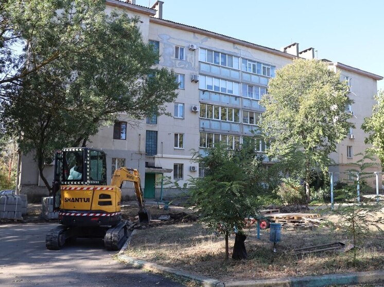 На улицах Керчи благоустраивают дворы
