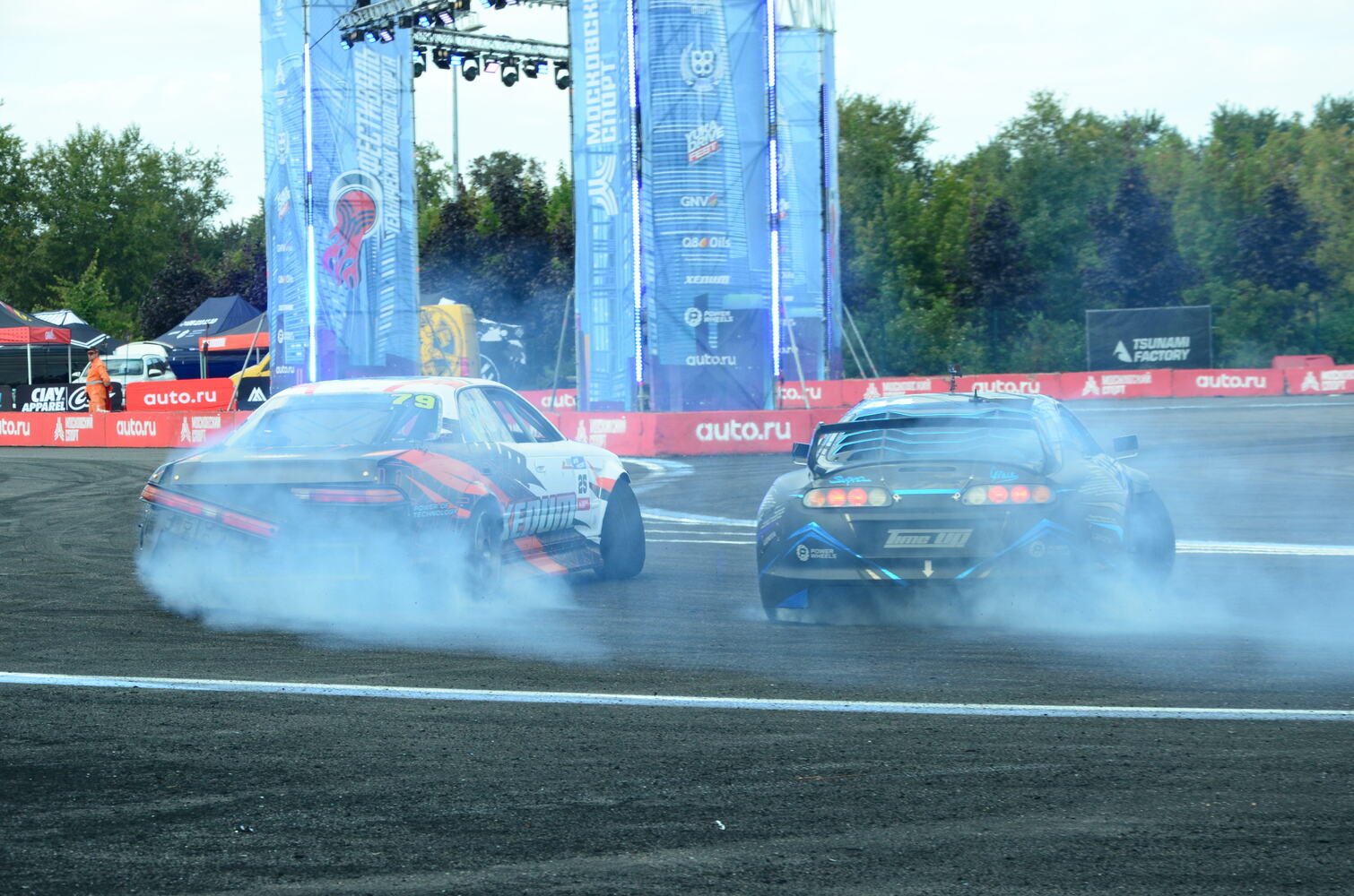 Захватывающий дрифт-камаз на трассе