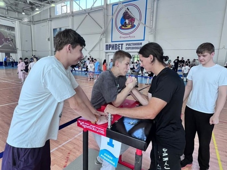 Православные спортсмены приглашают псковских юношей на армрестлинг