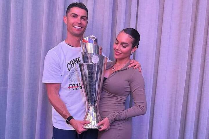 Дети Роналду следят за игрой звездного папы по телевизору