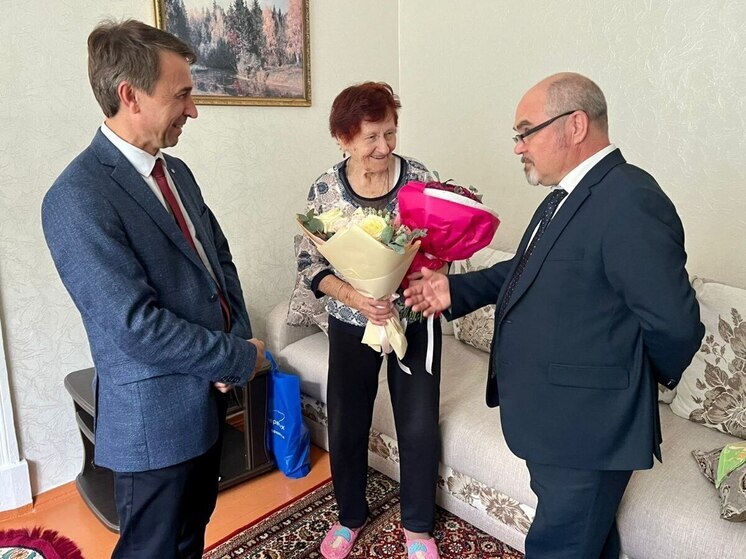 Долгожительницу из Обнинска поздравило руководство города и ФЭИ