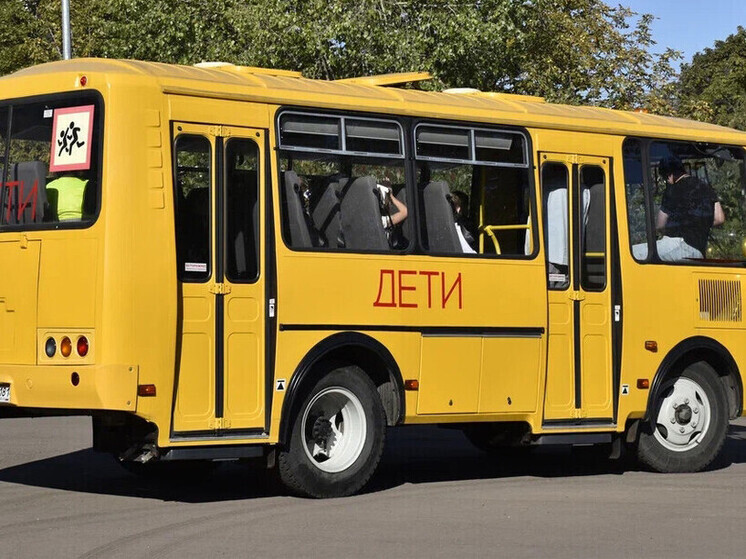 Петровская школа получила автобус для подвоза детей