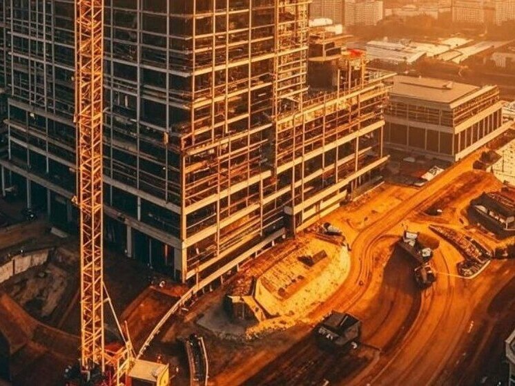 В Воронеже мужчина сорвался с высоты на стройплощадке