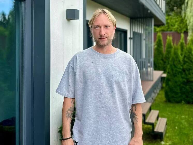 Олимпийский чемпион показал, как играет в теннис на коньках. 